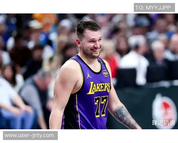 东契奇与里夫斯联手发威勇士油漆区内线防守漏洞显著