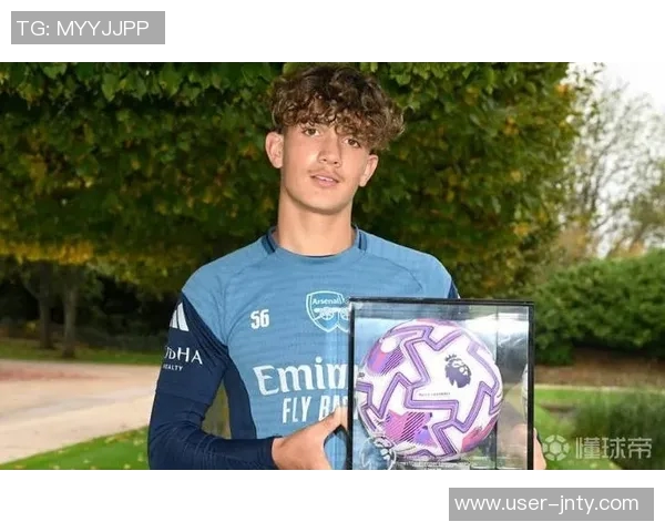 宽萨首秀成英格兰队史第1297位球员荣获纪念帽子庆祝新里程碑