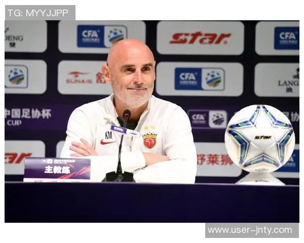 上海市足协热烈祝贺海港队在上海足球史上创造辉煌成就的壮丽篇章